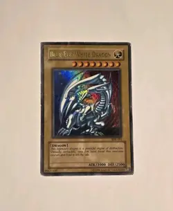 Yugioh Blue-Eyes White Dragon SDK-001 Ultra Rare DMG - Image 1