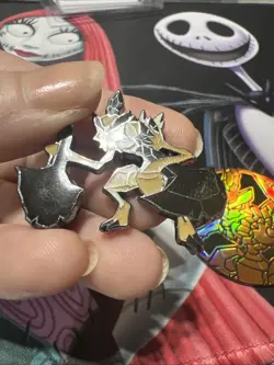 KLEAVOR - Official Pokemon TCG Collector's Pin and Coin - Image 3
