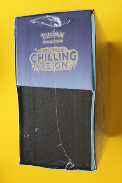 POKEMON SWORD & SHIELD CHILLING REIGN ELITE TRAINER BOX SEALED - Image 4