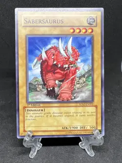 Sabersaurus - POTD-EN002 - Common - 1st Edition NM YuGiOh! Booster Set Cards (G - Image 1