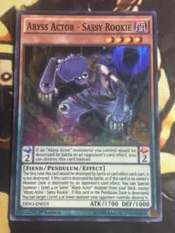 Yugioh: Abyss Actor - Sassy Rookie - DESO-EN019 - Super Rare - 1st Edition - NM - Image 1