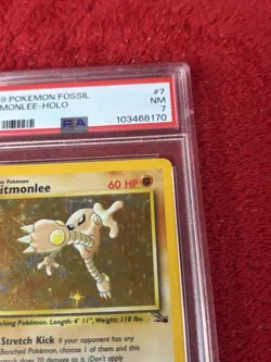 1999 POKEMON FOSSIL #7 HITMONLEE-HOLO PSA 7 - Image 2