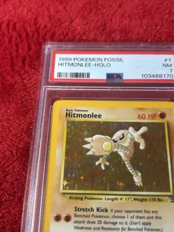 1999 POKEMON FOSSIL #7 HITMONLEE-HOLO PSA 7 - Image 3