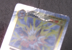 2002 Pokemon Jolteon 14/110 Reverse Holo Legendary Collection HP Creased - Image 2