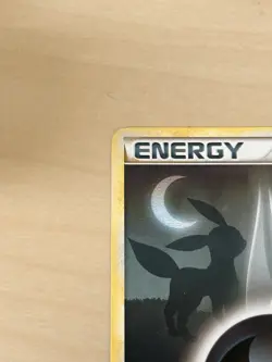 2010 POKEMON HEARTGOLD & SOULSILVER 121 DARKNESS ENERGY - Image 4