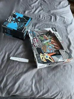 Pokemon Scarlet & Violet Black Bolt ETB With Victini Illustration Collection - Image 3