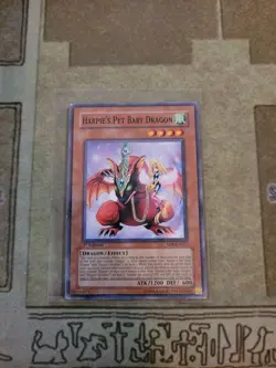 YUGIOH HARPIES PET BABY DRAGON SD8-EN017 COM 1ST ED LP - Image 1