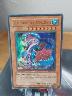 YUGIOH OCEAN DRAGON LORD NEO DAEDALUS 1ST SD4-EN001 ULTRA Rare Dmg - Image 1