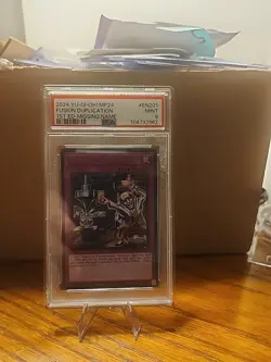 2024 Yu-Gi-Oh FUSION DUPLICATION 1ST EDITION- MISSING NAME ERROR CARD MP24-EN201 - Image 2