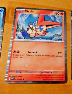 POKEMON FOUDRE NOIRE CARD HOLO CARTE VICTINI 012/086 BLK EV10.5 FR MINT 2025 - Image 1