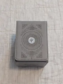 Ultra Pro Planeswalker Symbol Alcove Flip 100 card Deck Box - Image 1