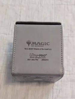 Ultra Pro Planeswalker Symbol Alcove Flip 100 card Deck Box - Image 2