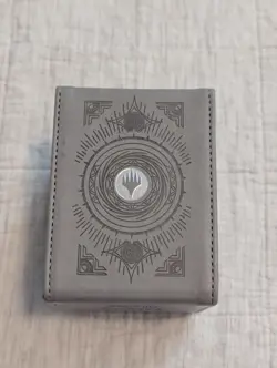 Ultra Pro Planeswalker Symbol Alcove Flip 100 card Deck Box - Image 3