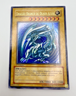 Yu-Gi-Oh! Blue-Eyes White Dragon (DIK-P001, 1st Edition) Portuguese - Image 1