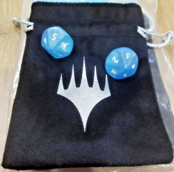 MTG Final Fantasy Exclusive Dice Pouch w/2 Blue Crystal D10 Prerelease PromoDice - Image 1