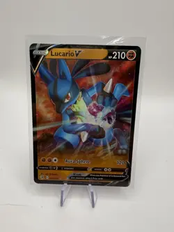 Pokemon TCG Fusion Strike Lucario v Holo Rare Card 146/264 - Image 1