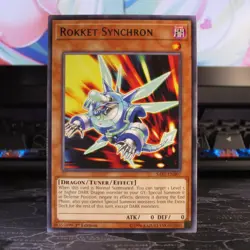 1X ROKKET SYNCHRON - SAST-EN007 - RARE 1ST NEAR MINT - YUGIOH - Image 1