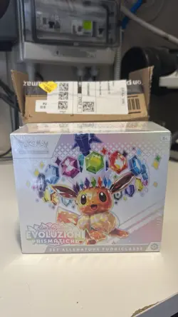 Pokemon Evoluzioni Prismatiche Set Allenatore Fuoriclasse ETB ITA Sigillato ✅ - Image 1