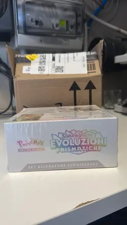 Pokemon Evoluzioni Prismatiche Set Allenatore Fuoriclasse ETB ITA Sigillato ✅ - Image 2