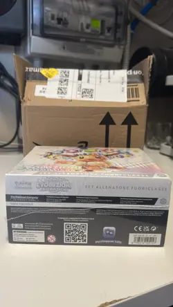 Pokemon Evoluzioni Prismatiche Set Allenatore Fuoriclasse ETB ITA Sigillato ✅ - Image 3