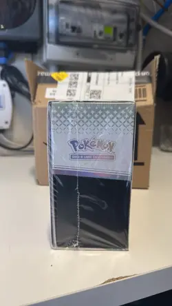 Pokemon Evoluzioni Prismatiche Set Allenatore Fuoriclasse ETB ITA Sigillato ✅ - Image 4