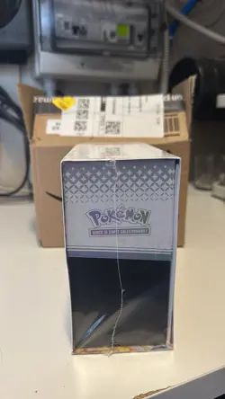 Pokemon Evoluzioni Prismatiche Set Allenatore Fuoriclasse ETB ITA Sigillato ✅ - Image 5