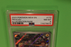 2023 POKEMON MEW EN PIKACHU ILLUSTARTION RARE #173 PSA 8 - Image 2