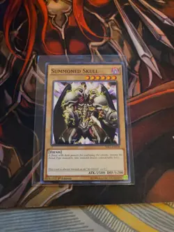 YUGIOH TCG SUMMONED SKULL MIL1-EN028 COMMON 1ST EDITION NM ALT ART - Image 1