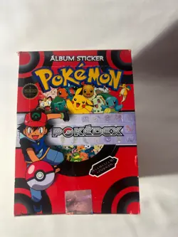 BOX POKEMON POKEDEX EF Vol. 1 Edition PERU TCG 2022 - Stickers & Cards Mew Ash - Image 2
