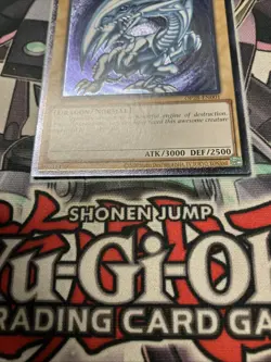 Blue-Eyes White Dragon Ultimate Rare OP28-EN001 Yugioh Pack Fresh - Image 3